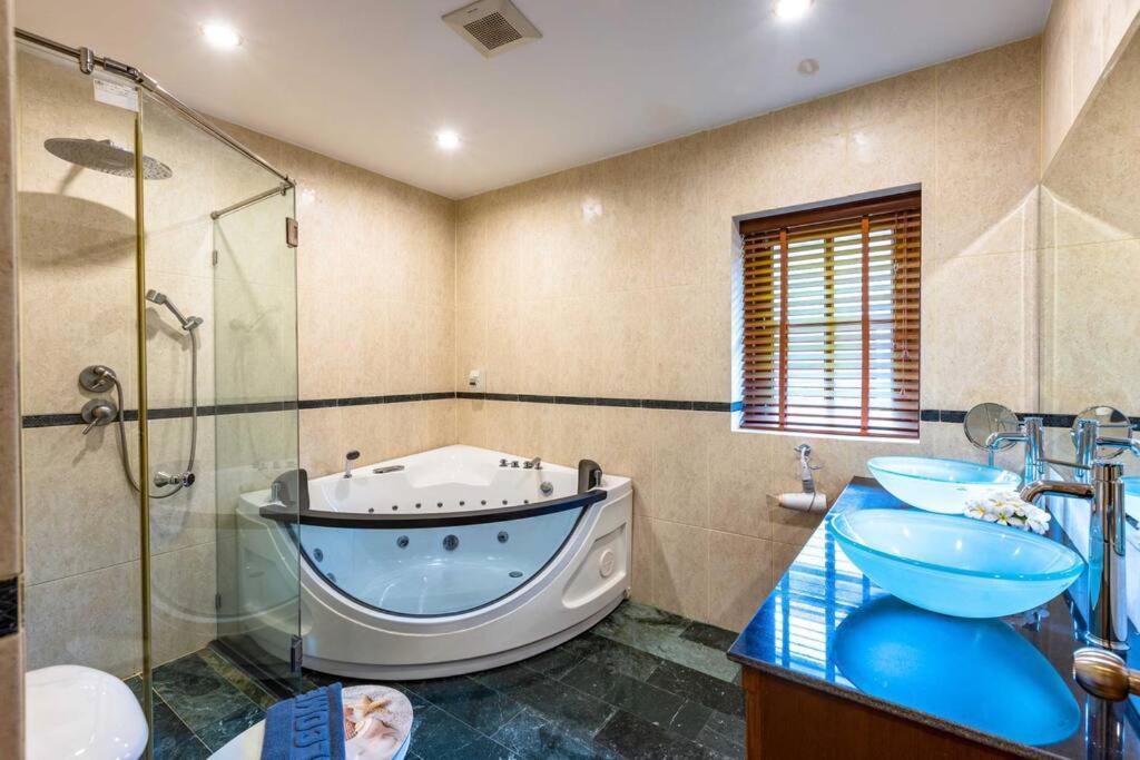 3 Bedroom Pool In Great Location Cv3 *